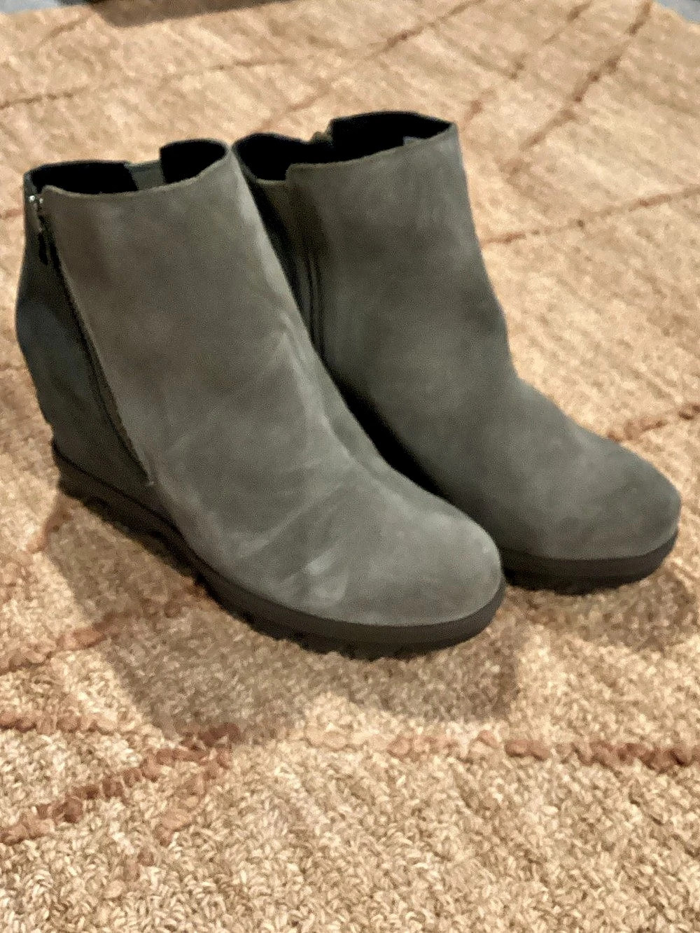Sorel Joan of Arctic Wedge II Zip Gray Wedge Boots US 8.5